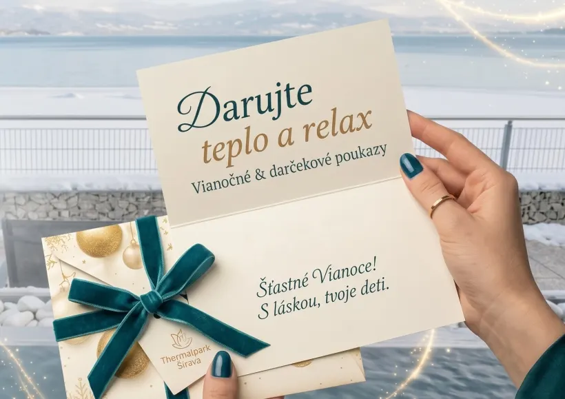 Ruky držia darčekovú kartu a obálku so zamatovou stuhou nad termálnym bazénom pri Zemplínskej šírave