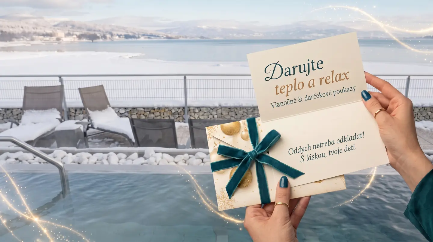 Ruky držia darčekovú kartu Darujte teplo a relax a obálku so stuhou nad termálnym bazénom pri Zemplínskej šírave